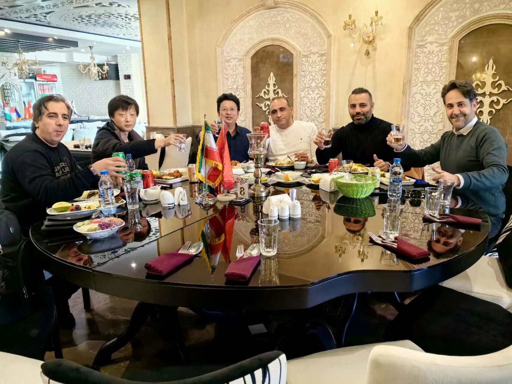 أحدث مدونات الشركة حول تاكومي قطع غيار السيارات تزور عملاء الشمعة في إيران